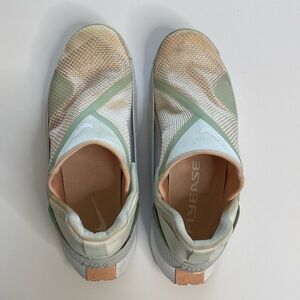 Nike Go Flyease lace-less sneakers women’s 41 VGUC